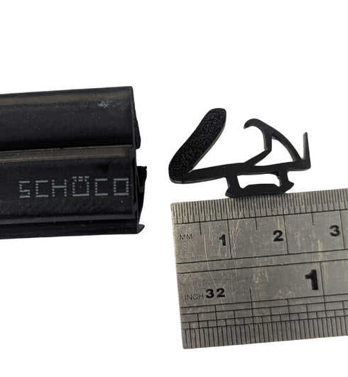 Close-up detail shot of the gasket's cross-sectional profile and texture, showing the precise dimensions and sealing surface design for architectural glazing applications